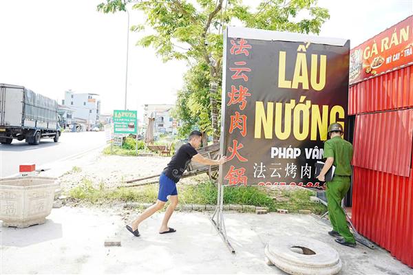 Công an xã Lạc Phượng ra quân tuyên truyền, chấn chỉnh tình trạng lấn chiếm lòng đường, vỉa hè, bảo đảm trật tự an toàn giao thông