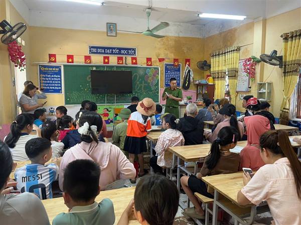 Công an xã Lạc Phượng tích cực hỗ trợ người dân kích hoạt tài khoản định danh điện tử mức 2 và tích hợp giấy tờ trên ứng dụng VNeID