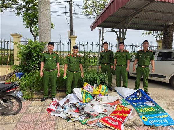 Tuổi trẻ Công an xã Lạc Phượng ra quân bóc, xóa quảng cáo, tờ rơi sai quy định

