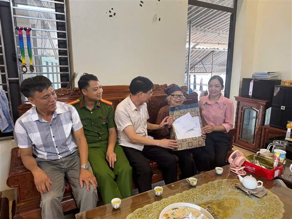 Xã Lạc Phượng thăm, tặng quà gia đình chính sách, người có công với cách mạng nhân kỉ niệm 79 năm Ngày thương binh liệt sĩ
