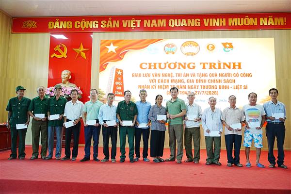 UBMTTQ xã Lạc Phượng tổ chức giao lưu văn nghệ, tri ân và tặng quà gia đình chính sách nhân kỷ niệm 79 năm Ngày thương binh liệt sĩ 