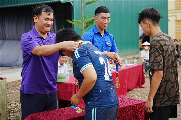 Đội bóng thôn Cộng Lạc vô địch giải Bóng đá Nhi đồng U 10 xã Lạc Phượng hè 2026