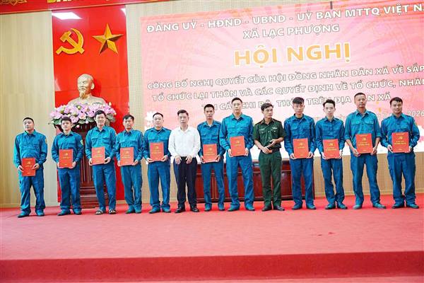 BAN CHỈ HUY QUÂN SỰ XÃ LẠC PHƯỢNG THAM DỰ HỘI NGHỊ CÔNG BỐ NGHỊ QUYẾT VỀ SẮP XẾP, TỔ CHỨC LẠI THÔN VÀ CÁC QUYẾT ĐỊNH VỀ TỔ CHỨC, NHÂN SỰ TẠI CÁC CHI BỘ, THÔN