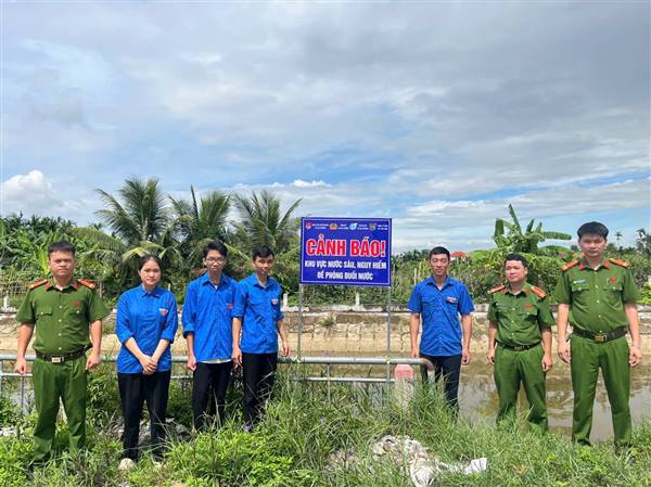 Công an xã Lạc Phượng phối hợp Đoàn Thanh niên xã tổ chức cắm biển cảnh báo phòng, chống tai nạn đuối nước