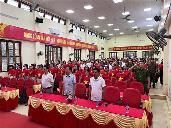 Xã Lai Khê tổ chức Chương trình "Cùng Việt Nam tiến bước"