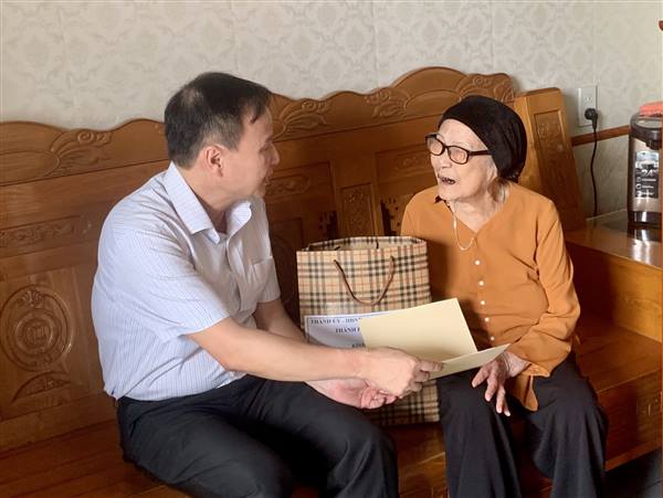 Đồng chí Bí thư Đảng ủy, Chủ tịch HĐND xã Lai Khê thăm, chuyển quà cho Mẹ Việt Nam Anh hùng