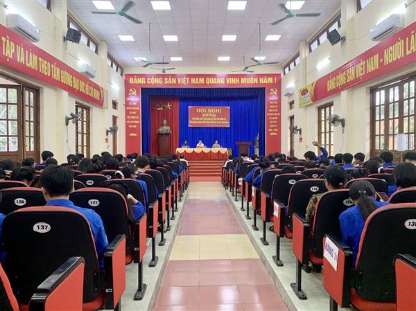 Đồng chí Lê Hồng Khanh- Bí thư Đảng ủy, Chủ tịch Hội đồng nhân dân xã đối thoại với đoàn viên thanh niên