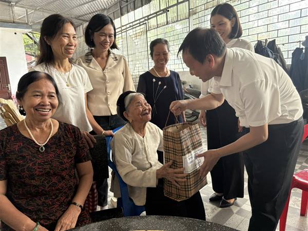 Lãnh đạo xã Lai Khê thăm tặng quà người cao tuổi tiêu biểu trên địa bàn xã