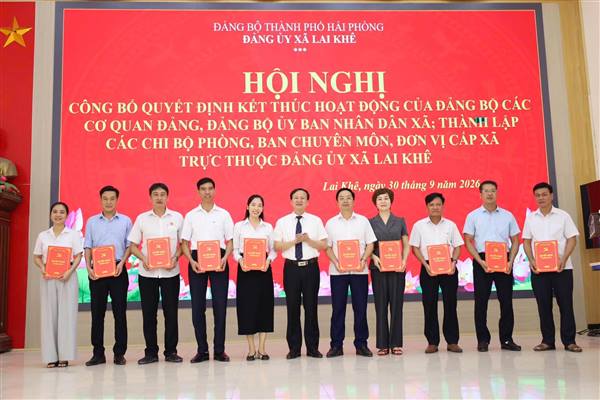 Lai Khê công bố Quyết định kết thúc hoạt động của Đảng bộ các cơ quan Đảng, Đảng bộ UBND xã; thành lập các chi bộ phòng, ban chuyên môn, đơn vị cấp xã trực thuộc Đảng ủy xã