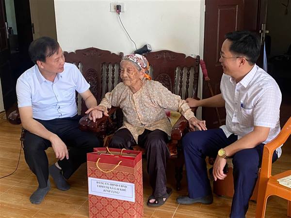 Lãnh đạo xã Lai Khê thăm, tặng quà người cao tuổi nhân dịp Ngày Quốc tế người cao tuổi 01/10