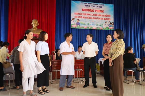 Thường trực Đảng ủy xã đi thăm và kiểm tra công tác khám sức khỏe cho Nhân dân trên địa bàn xã