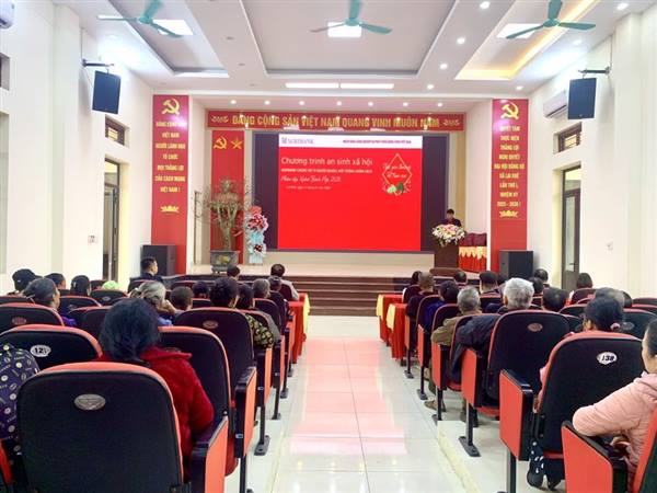 Ủy ban MTTQ Việt Nam xã Lai Khê phối hợp Agribank trao quà Tết cho hộ nghèo