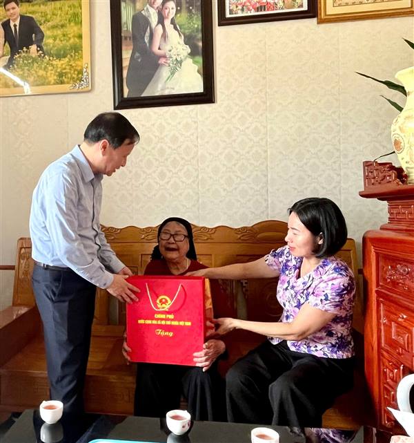 Thường trực Đảng ủy xã tổ chứ đoàn đi thăm, trao quà của Thủ tướng Chính phủ, thành phố tới Mẹ Việt Nam Anh hùng