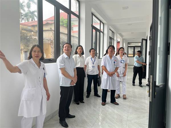 Thường trực Đảng ủy làm việc với Trạm Y tế xã