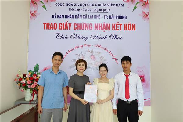 UBND xã Lai Khê trao Giấy chứng nhận kết hôn và thư chúc mừng hạnh phúc cho công dân – Lan tỏa hình ảnh “Chính quyền thân thiện, vì Nhân dân phục vụ”