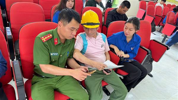 Lai Khê triển khai "Chiến dịch mùa hè số cùng VNeid hướng dẫn công dân số, đồng hành cùng nhân dân thực hiện Đề án 06"