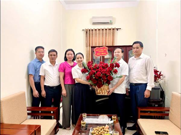 Lãnh đạo xã Lai Khê chúc mừng Trung tâm Dịch vụ sự nghiệp công nhân Ngày Báo chí cách mạng Việt Nam