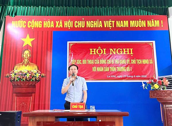 Đồng chí Bí thư Đảng ủy, Chủ tịch HĐND xã Lai Khê tiếp xúc đối thoại với Nhân dân thôn Thượng Đỗ 1
