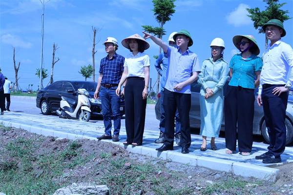 Thường trực Đảng ủy xã Lai Khê kiểm tra tiến độ giải phóng mặt bằng tại dự án Đầu tư xây dựng và kinh doanh kết cấu hạ tầng Khu công nghiệp Kim Thành 