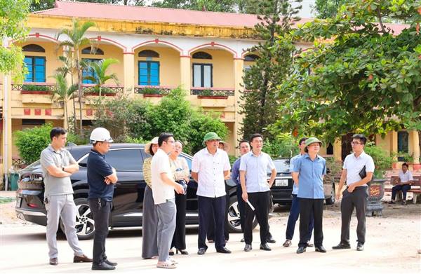 Thường trực Đảng ủy xã Lai Khê kiểm tra tiến độ thi công một số dự án đầu tư công trên địa bàn