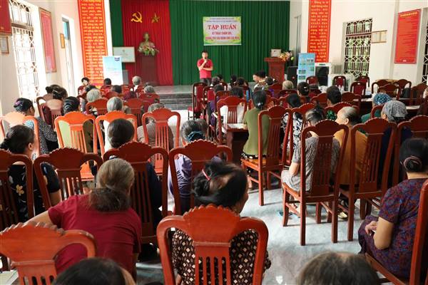 Trung tâm Dịch vụ sự nghiệp công xã tổ chức tập huấn kỹ thuật chăm sóc phòng trừ sâu bệnh cho lúa mùa