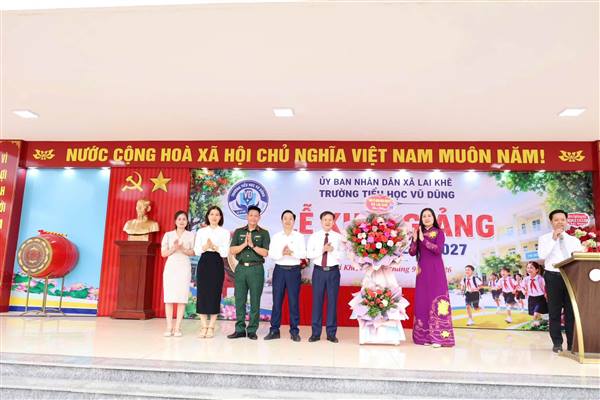 Lãnh đạo xã Lai Khê chúc mừng các nhà trường nhân dịp khai giảng năm học mới 2026-2027