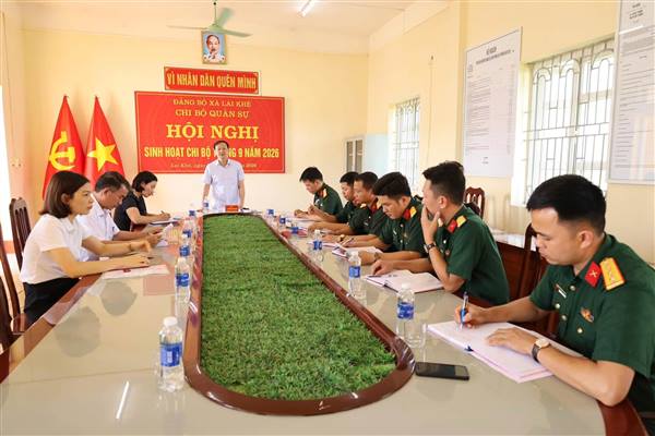 Đồng chí Bí thư Đảng ủy, Chủ tịch HĐND xã sinh hoạt chi bộ thường kỳ tại Chi bộ Quân sự xã