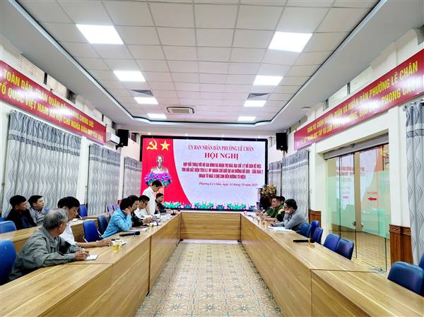 CHỦ TỊCH UBND PHƯỜNG LÊ CHÂN ĐỐI THOẠI VỚI HỘ GIA ĐÌNH BÀ ĐOÀN THỊ ĐÀO VỀ VIỆC THU HỒI ĐẤT THỰC HIỆN DỰ ÁN ĐƯỜNG HỒ SEN – CẦU RÀO 2