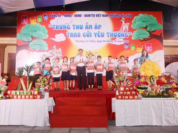 ỦY BAN NHÂN DÂN PHƯỜNG LÊ CHÂN TỔ CHỨC ĐÊM HỘI “TRUNG THU ẤM ÁP – TRAO GỬI YÊU THƯƠNG”