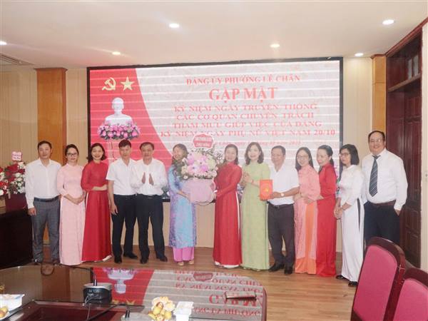 ĐẢNG ỦY PHƯỜNG LÊ CHÂN TỔ CHỨC KỶ NIỆM NGÀY TRUYỀN THỐNG CÁC CƠ QUAN CHUYÊN TRÁCH THAM MƯU, GIÚP VIỆC CỦA ĐẢNG (13/10) VÀ NGÀY PHỤ NỮ VIỆT NAM 20/10