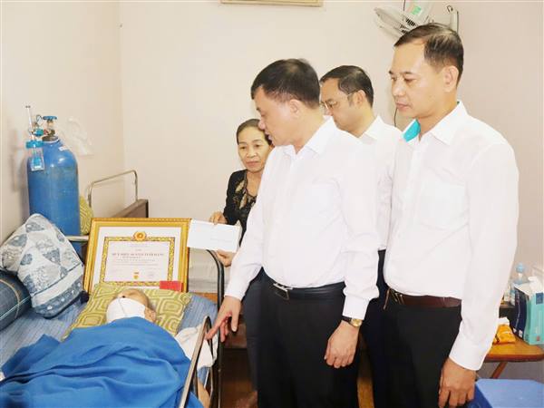 LÃNH ĐẠO ĐẢNG UỶ PHƯỜNG LÊ CHÂN TRAO HUY HIỆU ĐẢNG TẠI NHÀ CHO ĐẢNG VIÊN CAO TUỔI NĂM 2025