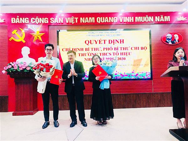 ĐẢNG ỦY PHƯỜNG LÊ CHÂN TRAO QUYẾT ĐỊNH CHỈ ĐỊNH BÍ THƯ, PHÓ BÍ THƯ CHI BỘ NHIỆM KỲ 2025 – 2030 VÀ DỰ SINH HOẠT CHI BỘ TRƯỜNG THCS TÔ HIỆU