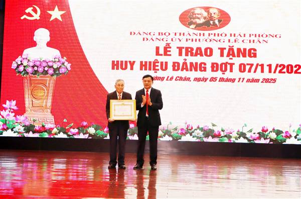 ĐẢNG ỦY PHƯỜNG LÊ CHÂN TỔ CHỨC LỄ TRAO TẶNG HUY HIỆU ĐẢNG ĐỢT 07/11/2025