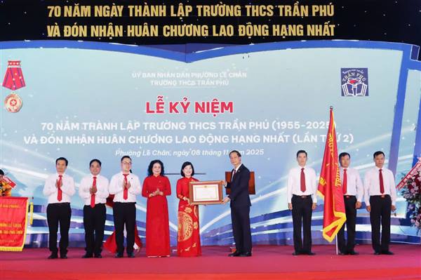 TRƯỜNG THCS TRẦN PHÚ KỶ NIỆM 70 NĂM NGÀY THÀNH LẬP TRƯỜNG VÀ ĐÓN NHẬN HUÂN CHƯƠNG LAO ĐỘNG HẠNG NHẤT (LẦN THỨ 2).