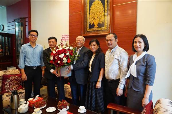 LÃNH ĐẠO PHƯỜNG LÊ CHÂN THĂM, TẶNG QUÀ CÁC TẬP THỂ VÀ NHÀ GIÁO NHÂN NGÀY NHÀ GIÁO VIỆT NAM 20/11