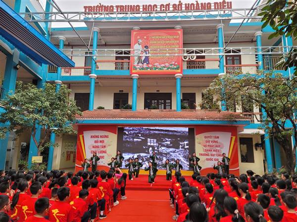 “CHÚNG EM HÀNH QUÂN THEO BƯỚC CHÂN NHỮNG NGƯỜI ANH HÙNG”