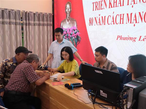 ỦY BAN NHÂN DÂN PHƯỜNG LÊ CHÂN KHẨN TRƯƠNG, TRIỂN KHAI THỰC HIỆN VIỆC CHI TRẢ QUÀ TẶNG THEO CÔNG ĐIỆN SỐ 149/CĐ – TTg NGÀY 28/8/2025 CỦA THỦ TƯỚNG CHÍNH PHỦ VỀ VIỆC TẶNG QUÀ CHO NHÂN DÂN NHÂN DỊP KỶ NIỆM 80 NĂM CÁCH MẠNG THÁNG TÁM VÀ QUỐC KHÁNH 2/9. 
