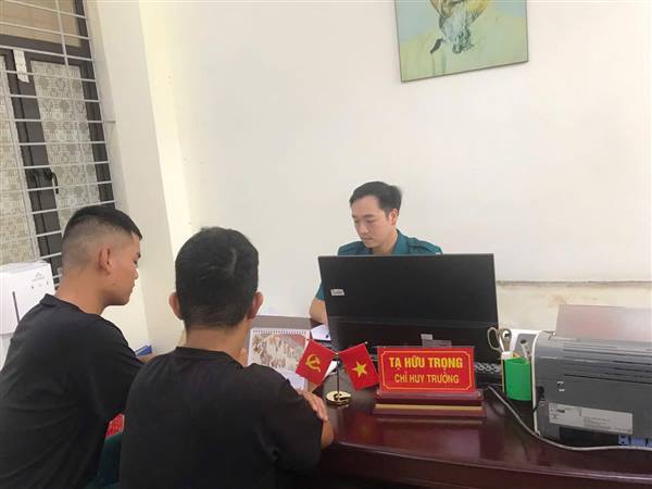 Ban CHQS phường Lê Chân tổ chức trực, tiếp công dân, giải quyết thủ tục hành chính. 