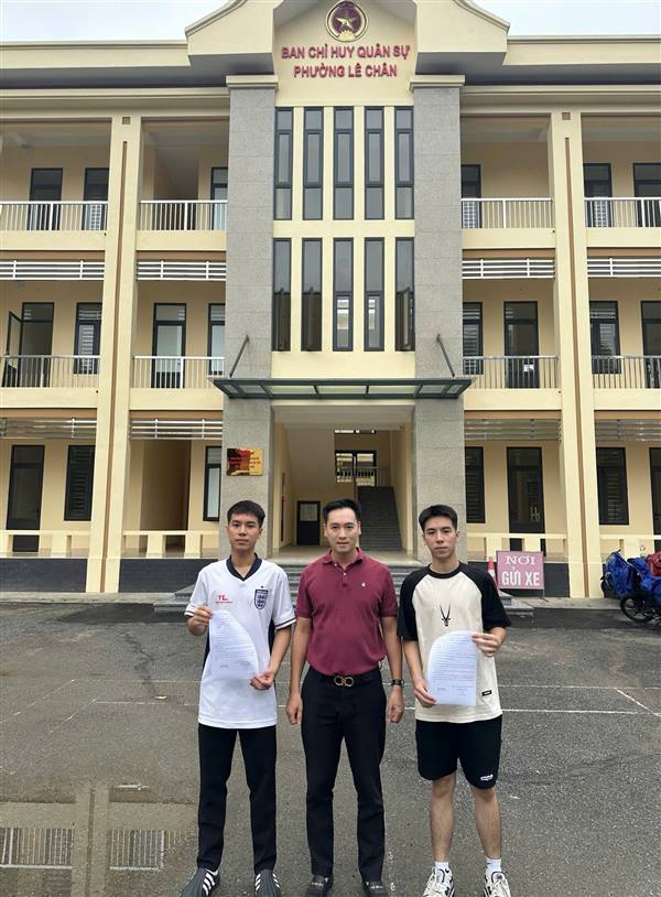 BAN CHỈ HUY QUÂN SỰ PHƯỜNG LÊ CHÂN THẮP SÁNG NGỌN LỬA TRUYỀN THỐNG KHÁT VỌNG THANH NIÊN