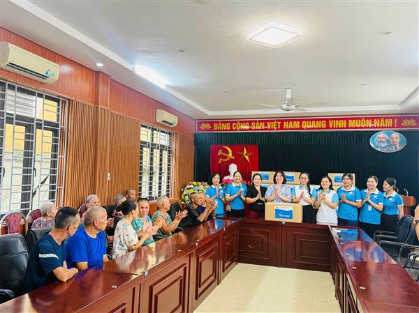 Hội LHPN phường Lê Chân thăm, tặng quà tại Trung tâm Nuôi dưỡng Bảo trợ Xã hội thành phố Hải Phòng