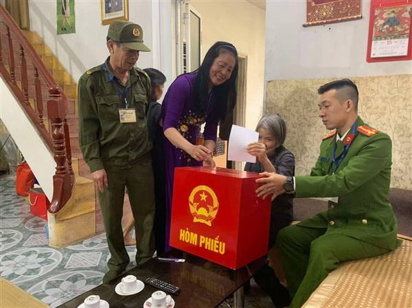 CÔNG AN PHƯỜNG LÊ CHÂN – MANG NGÀY HỘI BẦU CỬ ĐẾN TẬN NHÀ CỬ TRI CAO TUỔI 🇻🇳🗳️