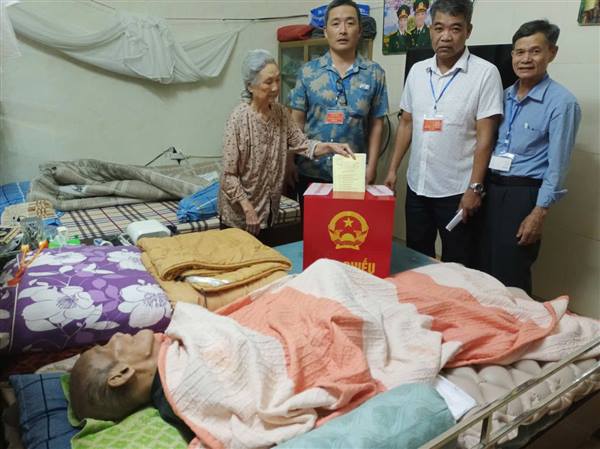 NHỮNG LÁ PHIẾU TỪ TRÁI TIM: HÒM PHIẾU LƯU ĐỘNG ĐẾN VỚI CỬ TRI PHƯỜNG LÊ CHÂN 🇻🇳🗳️