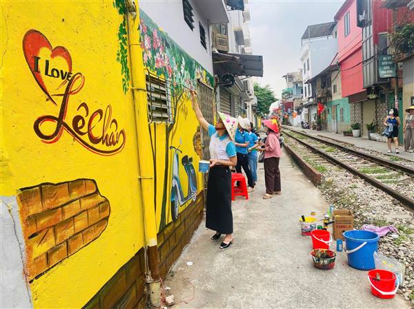 HỘI LHPN PHƯỜNG LÊ CHÂN KHỞI ĐỘNG VẼ “BỨC TƯỜNG TRANH” TRONG MÔ HÌNH “SẮC MÀU ĐƯỜNG TÀU PHƯỜNG LÊ CHÂN”