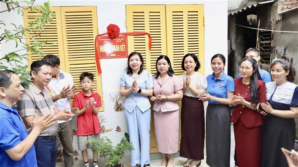 PHƯỜNG LÊ CHÂN: KHÁNH THÀNH VÀ BÀN GIAO NHÀ ĐẠI ĐOÀN KẾT CHO GIA ĐÌNH ÔNG NGUYỄN VĂN LẠC
