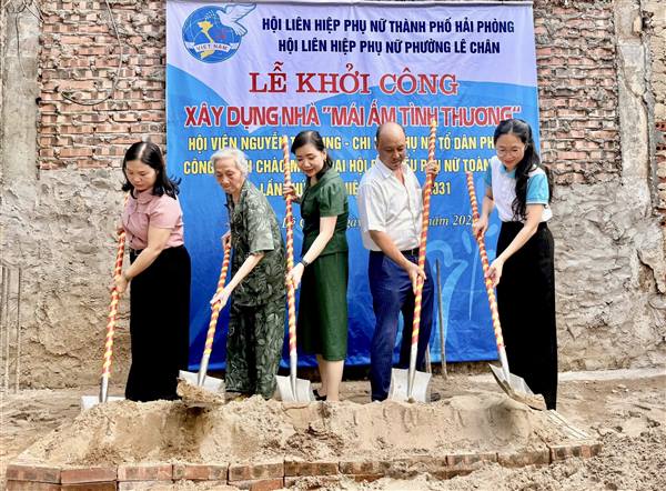 HỘI LIÊN HIỆP PHỤ NỮ PHƯỜNG LÊ CHÂN: KHỞI CÔNG XÂY DỰNG NHÀ "MÁI ẤM TÌNH THƯƠNG" CHO HỘI VIÊN PHỤ NỮ CÓ HOÀN CẢNH KHÓ KHĂN
