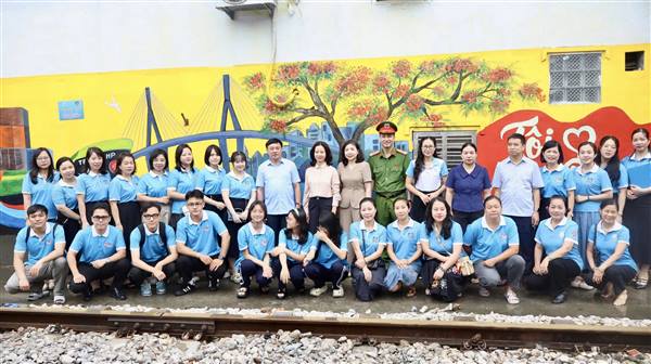 PHƯỜNG LÊ CHÂN: CÁN BỘ VÀ NHÂN DÂN CHUNG TAY LÀM ĐẸP ĐƯỜNG TÀU