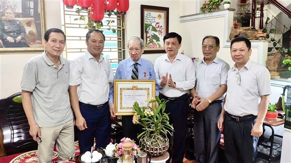 TRAO HUY HIỆU ĐẢNG TẠI NHÀ CHO CÁC ĐỒNG CHÍ ĐẢNG VIÊN CAO TUỔI