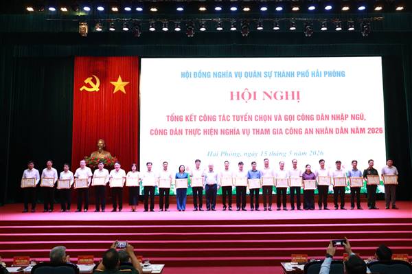 CHỦ TỊCH UBND PHƯỜNG LÊ CHÂN VINH DỰ NHẬN QUYẾT ĐỊNH KHEN THƯỞNG CỦA CHỦ TỊCH UBND THÀNH PHỐ HẢI PHÒNG TRONG CÔNG TÁC TUYỂN CHỌN VÀ GỌI CÔNG DÂN NHẬP NGŨ NĂM 2026