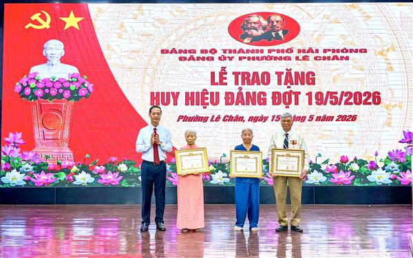 PHƯỜNG LÊ CHÂN TỔ CHỨC LỄ TRAO TẶNG HUY HIỆU ĐẢNG ĐỢT 19/5/2026