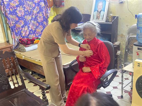 ĐỒNG CHÍ PHÓ BÍ THƯ THƯỜNG TRỰC ĐẢNG ỦY PHƯỜNG LÊ CHÂN TRAO HUY HIỆU ĐẢNG TẠI NHÀ CHO ĐẢNG VIÊN CAO TUỔI ĐẢNG